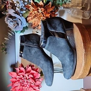 Munro ankle booties|black suede|low heel| latex natural rubber| zipper closure